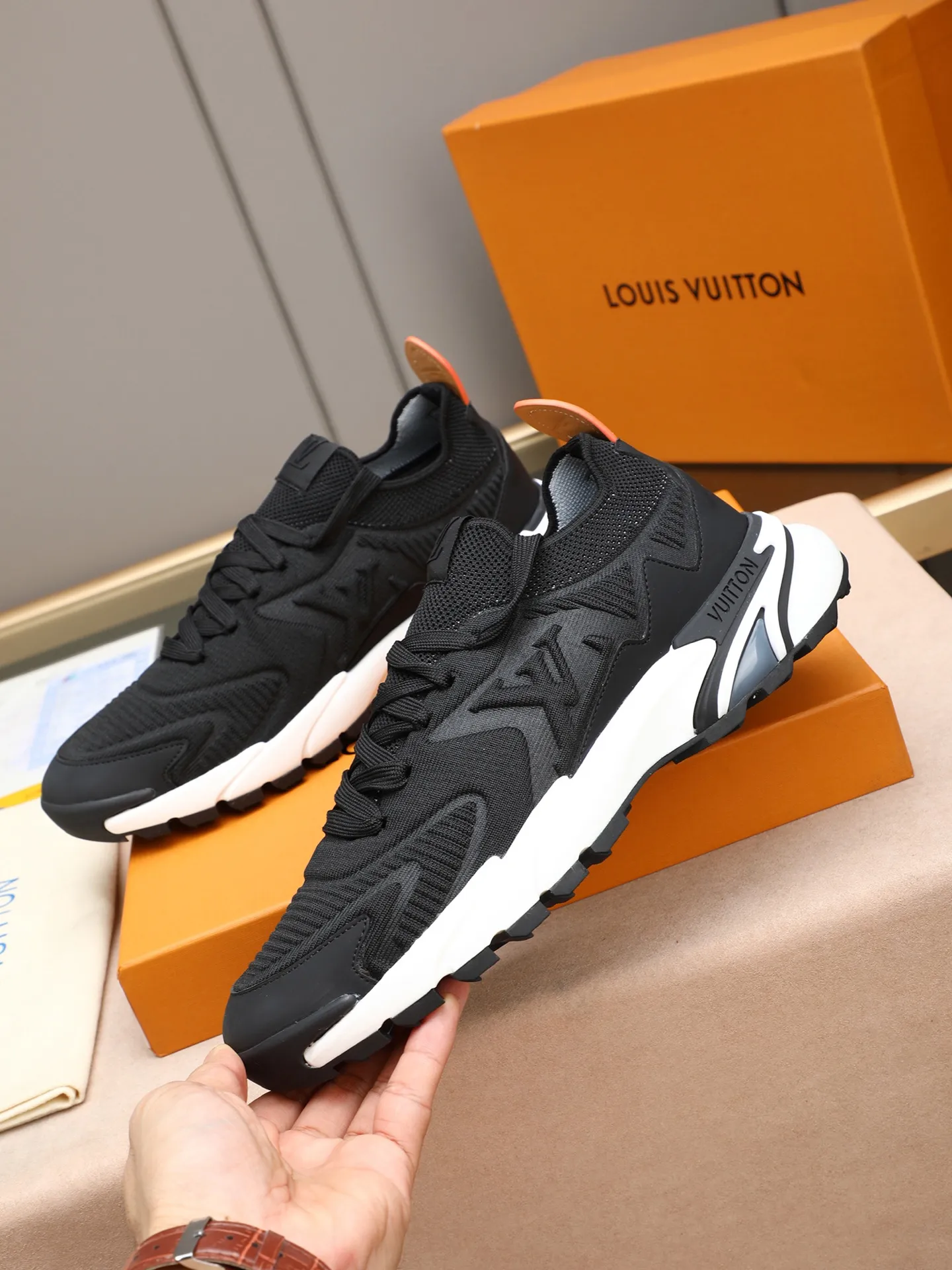 Men's Men's Shoes 💰580 LV Louis Vuitton L Jialu Brand Runner Tatic Series Thick Sole Casual Sports Shoes Running Shoes Original purchase, development and production This LV Runner Tatic sports shoe is blended with fly woven fabric material to interpret the inspiration of traditional mountaineering shoes. The LV letters are written on one side, the Louis Vuitton logo, and the light and wear-resistant rubber outsole completes the whole package. The delivery counter is exquisitely packaged🛍📦 ▪️Fabrics: Original imported custom fly-woven fabric ▪️Inner lining: Original custom-made breathable mesh ▪️Sole: Original open-molded anti-slip rubber combination material ▪️Sole thickness: 4CM ▪️Size: Men's 38-44 (45 custom-made)